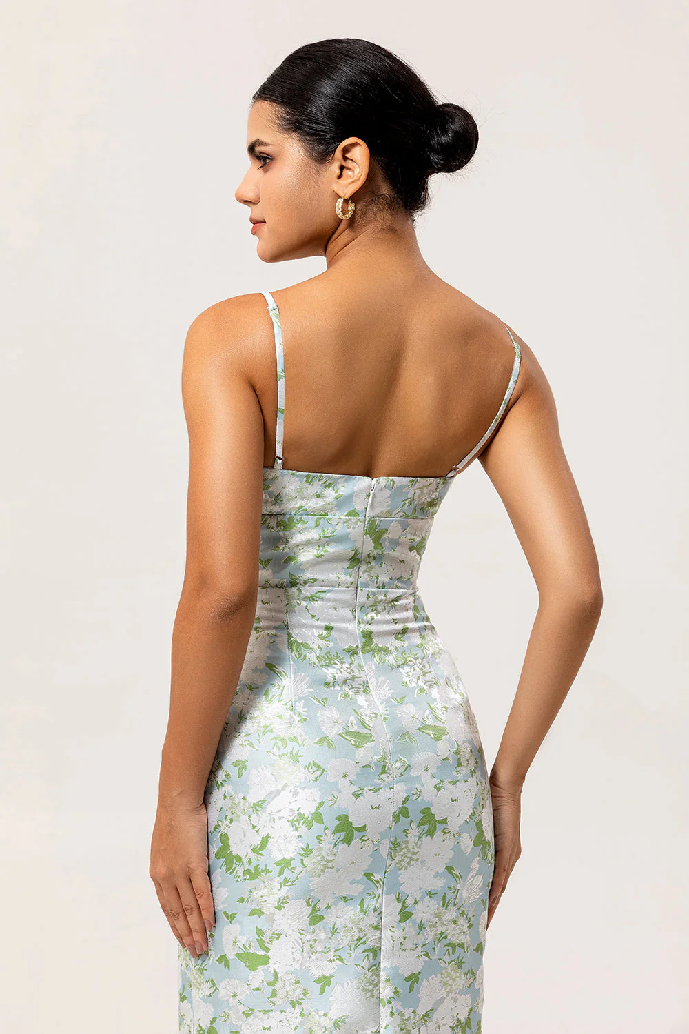 Robe de demoiselle d’honneur en fourreau imprimé bleu blanc à bretelles florales - Image 5