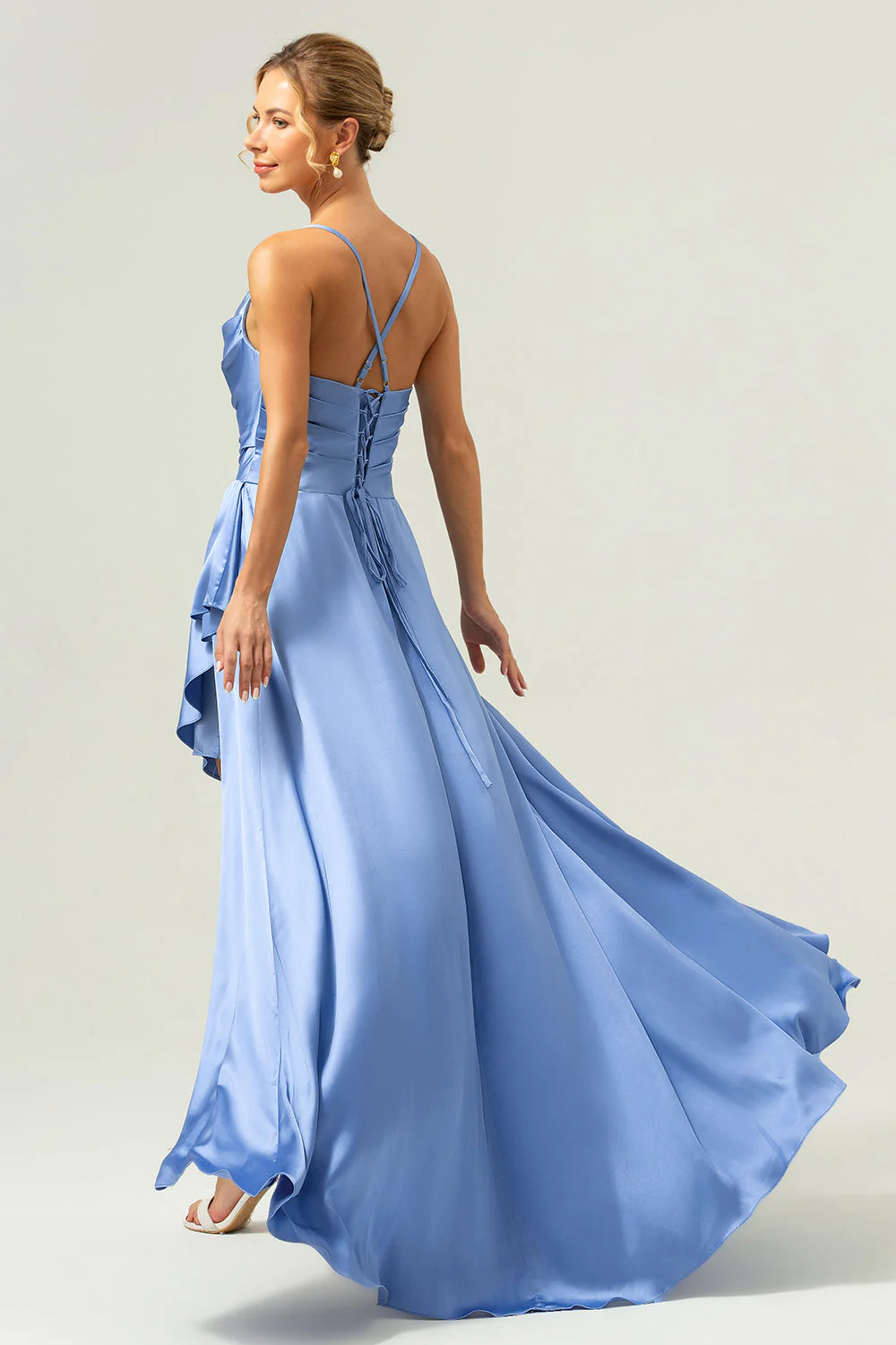 Robe de demoiselle d’honneur en satin asymétrique à col bénitier bleu avec fente - Image 2
