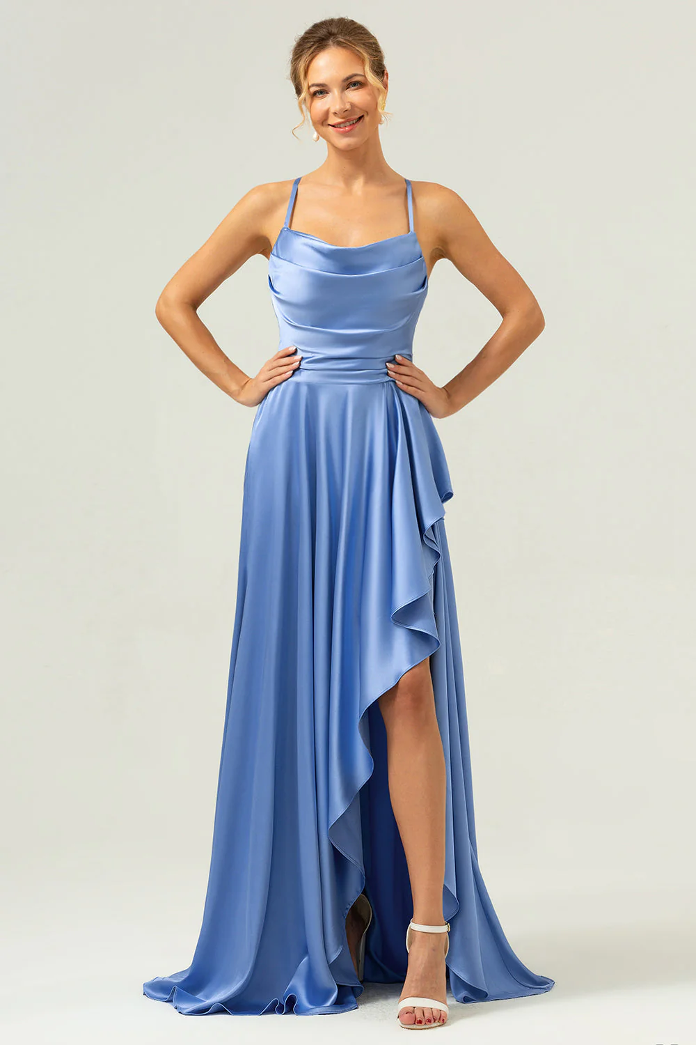 Robe de demoiselle d’honneur en satin asymétrique à col bénitier bleu avec fente - Image 3