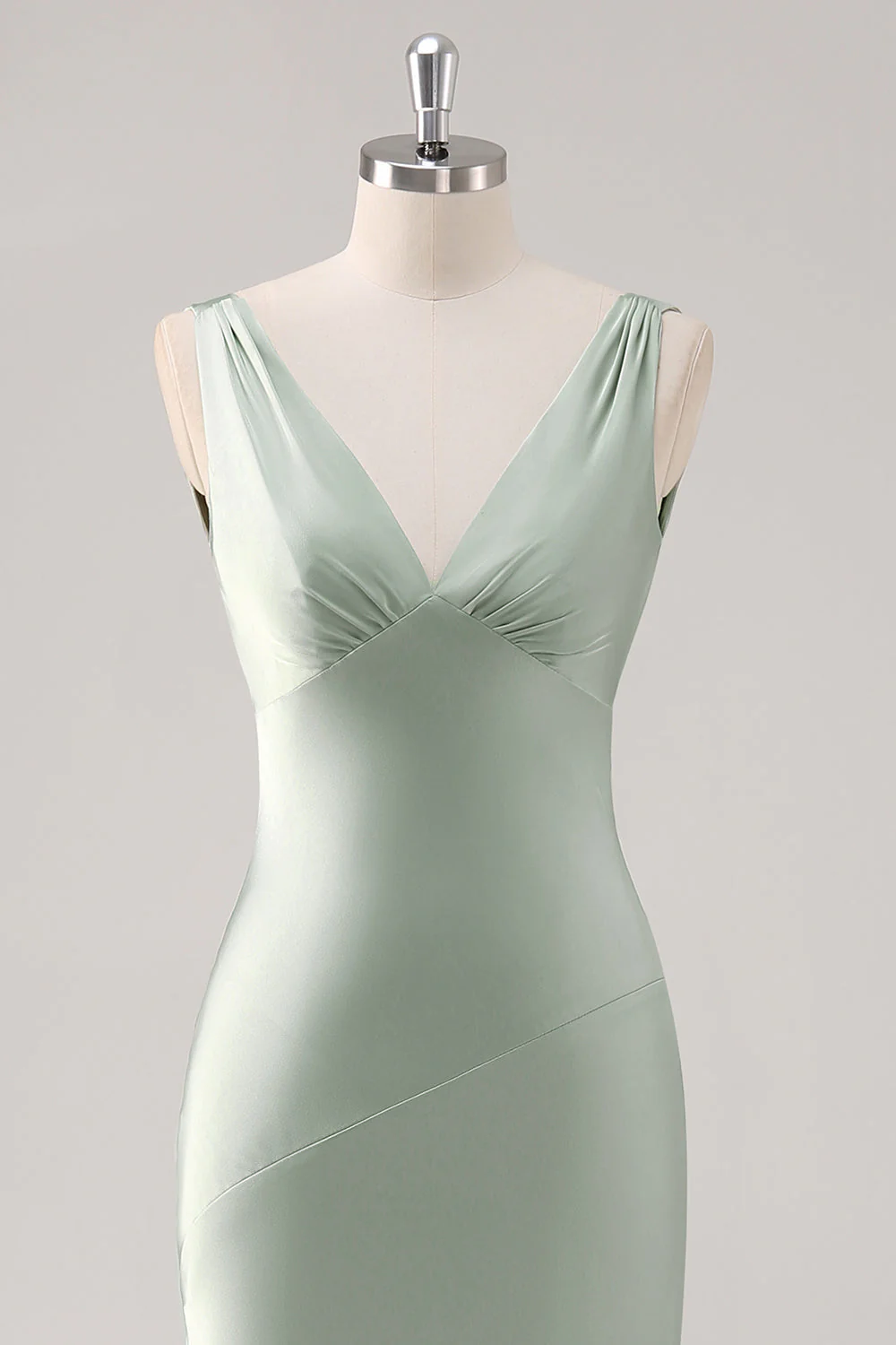 Robe de demoiselle d’honneur en satin dos nu à col en V vert sauge - Image 4