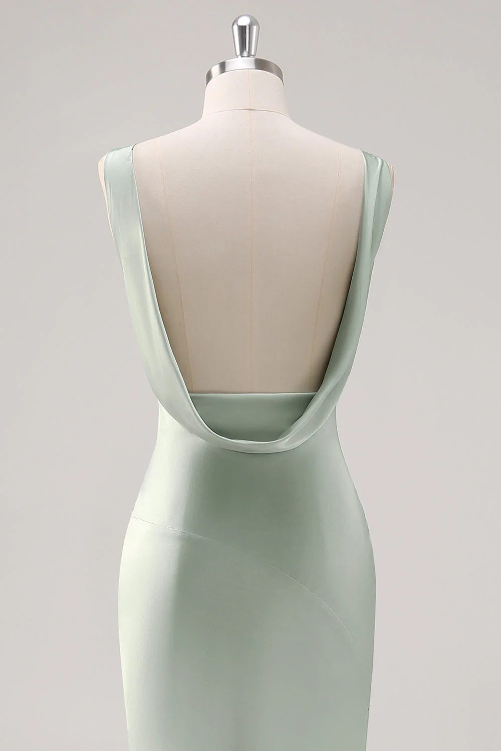 Robe de demoiselle d’honneur en satin dos nu à col en V vert sauge - Image 5