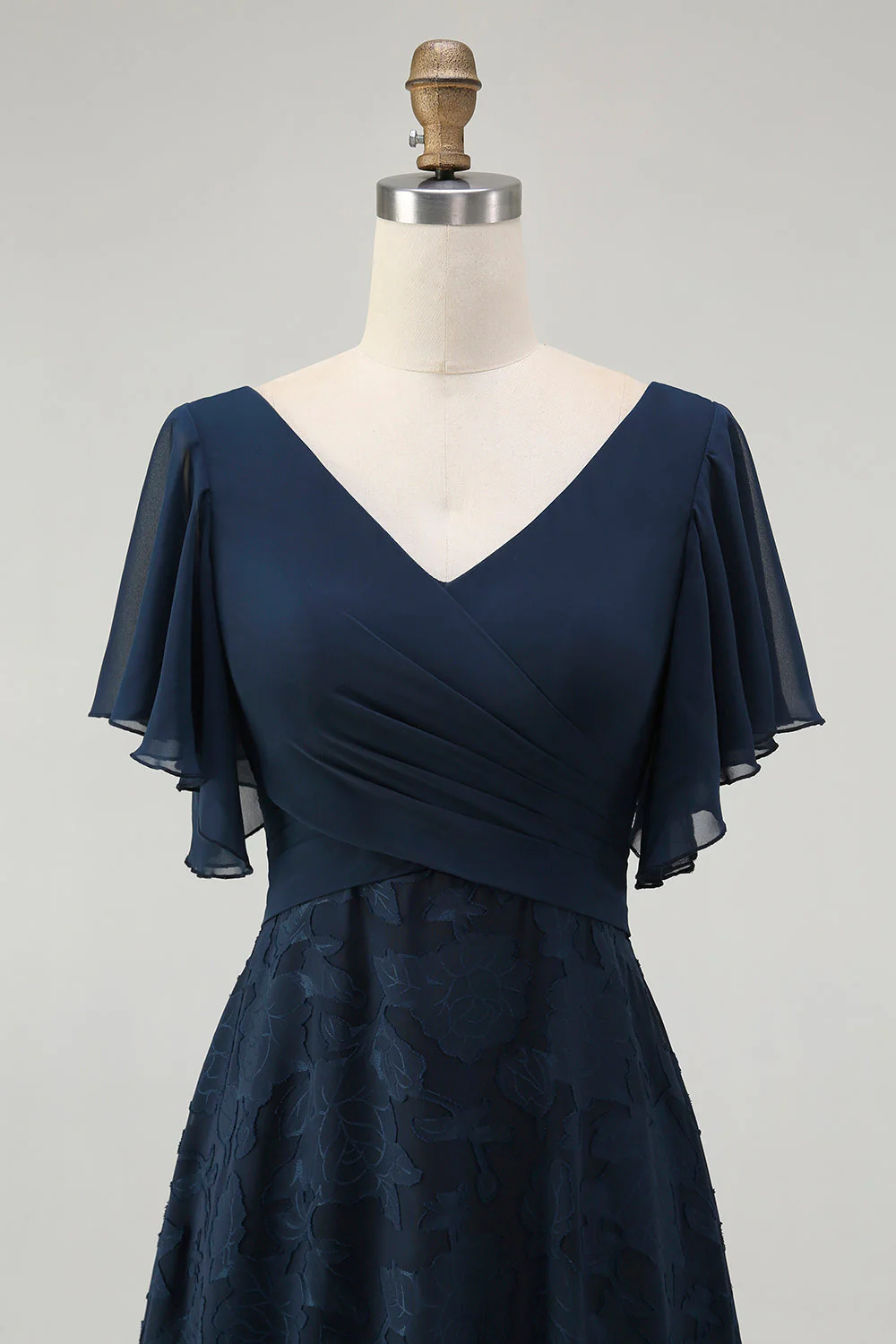 Robe de demoiselle d’honneur longue à col en V florale bleu marine avec manches flottantes - Image 4