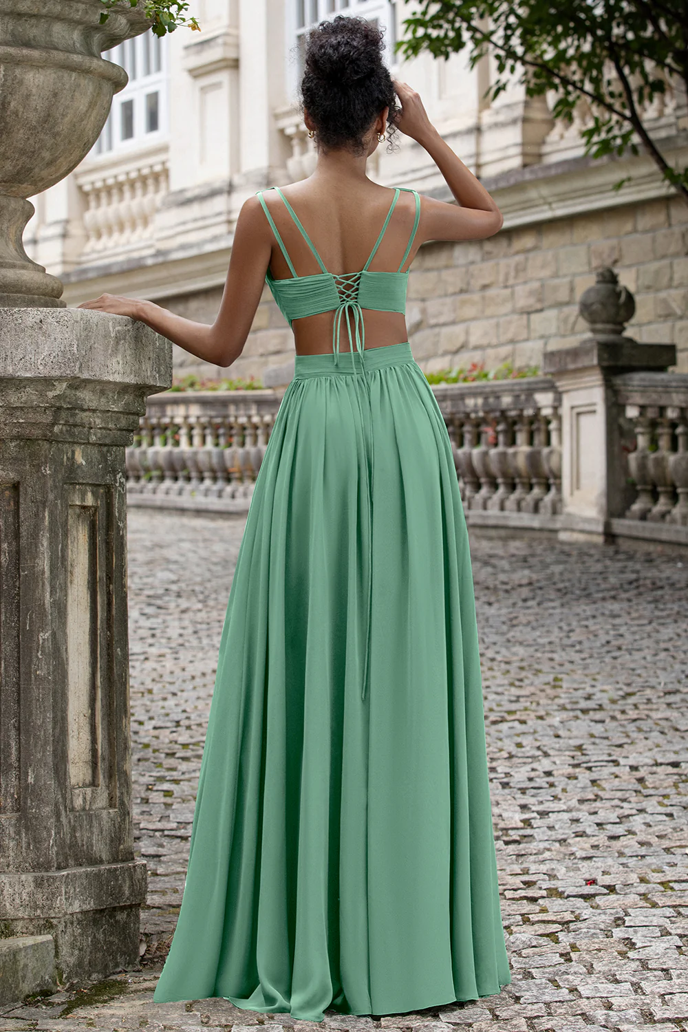Robe de demoiselle d’honneur longue en mousseline de soie à col en V eucalyptus avec lacets dans le dos - Image 2