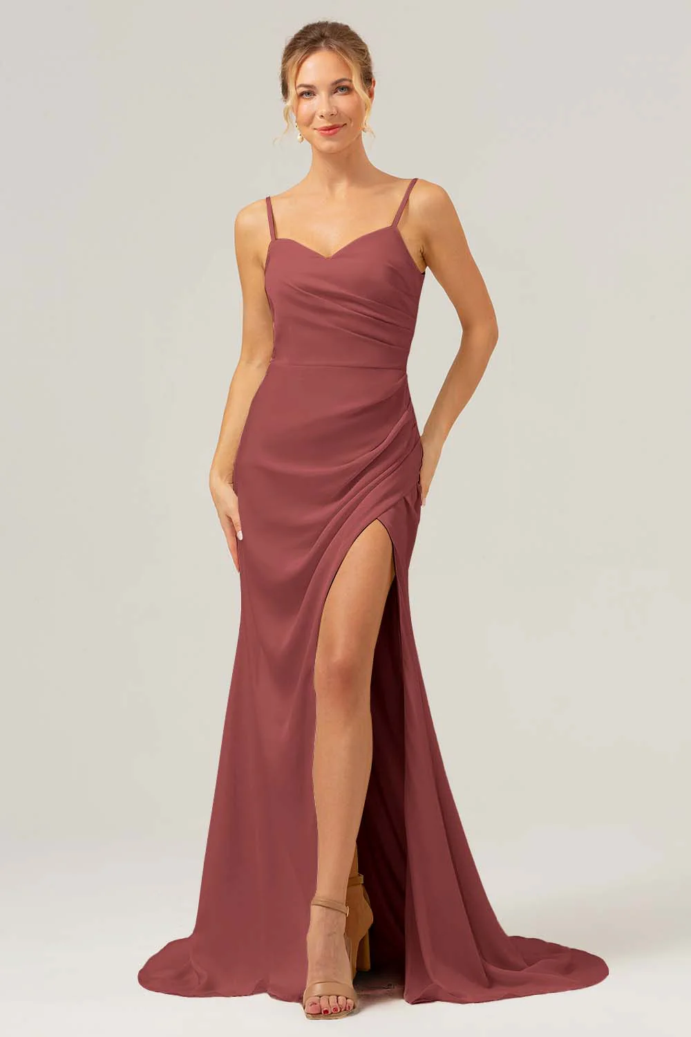 Robe de demoiselle d’honneur longue en satin à bretelles fourreau ivoire froncée avec fente - Image 20