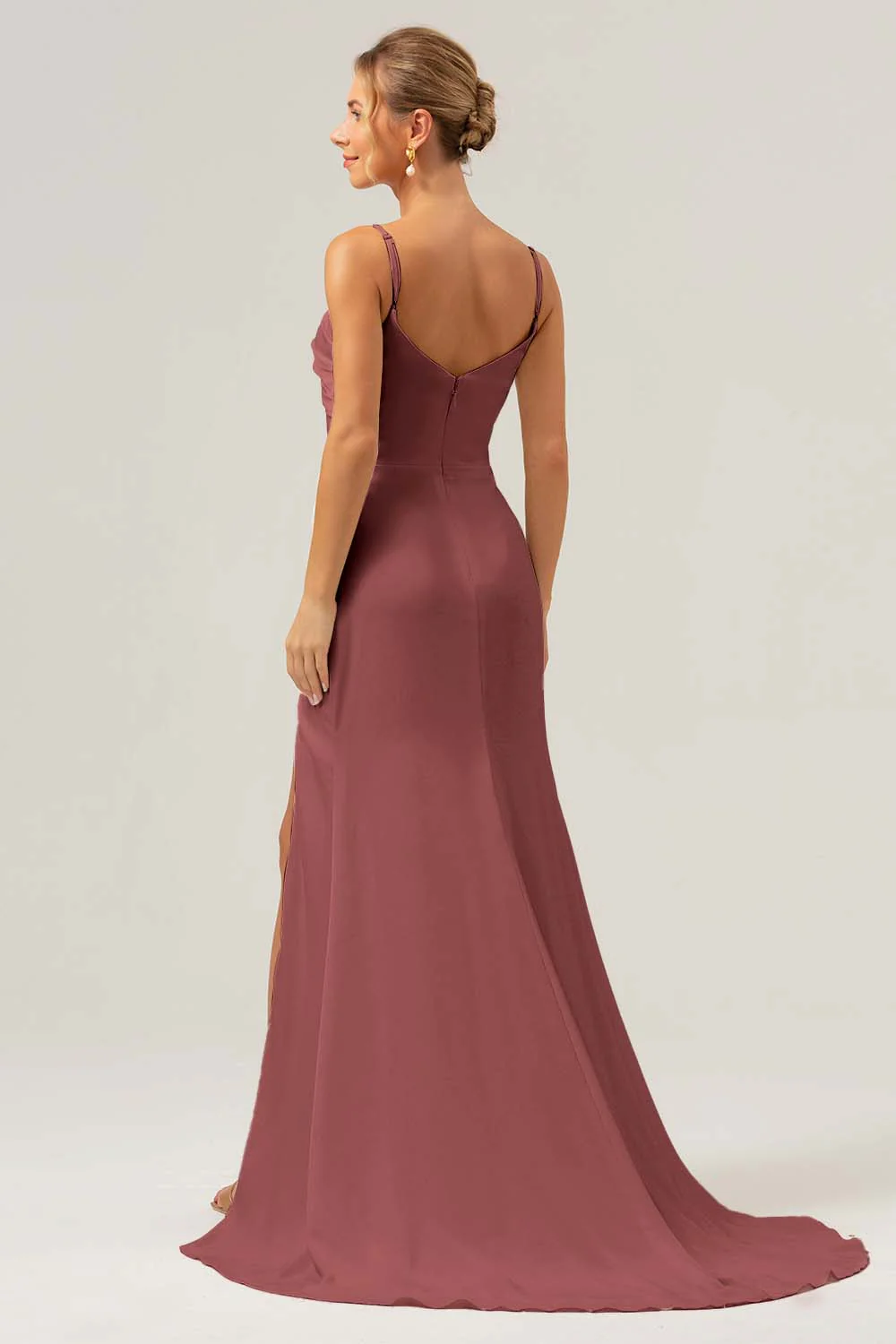 Robe de demoiselle d’honneur longue en satin à bretelles fourreau ivoire froncée avec fente - Image 21