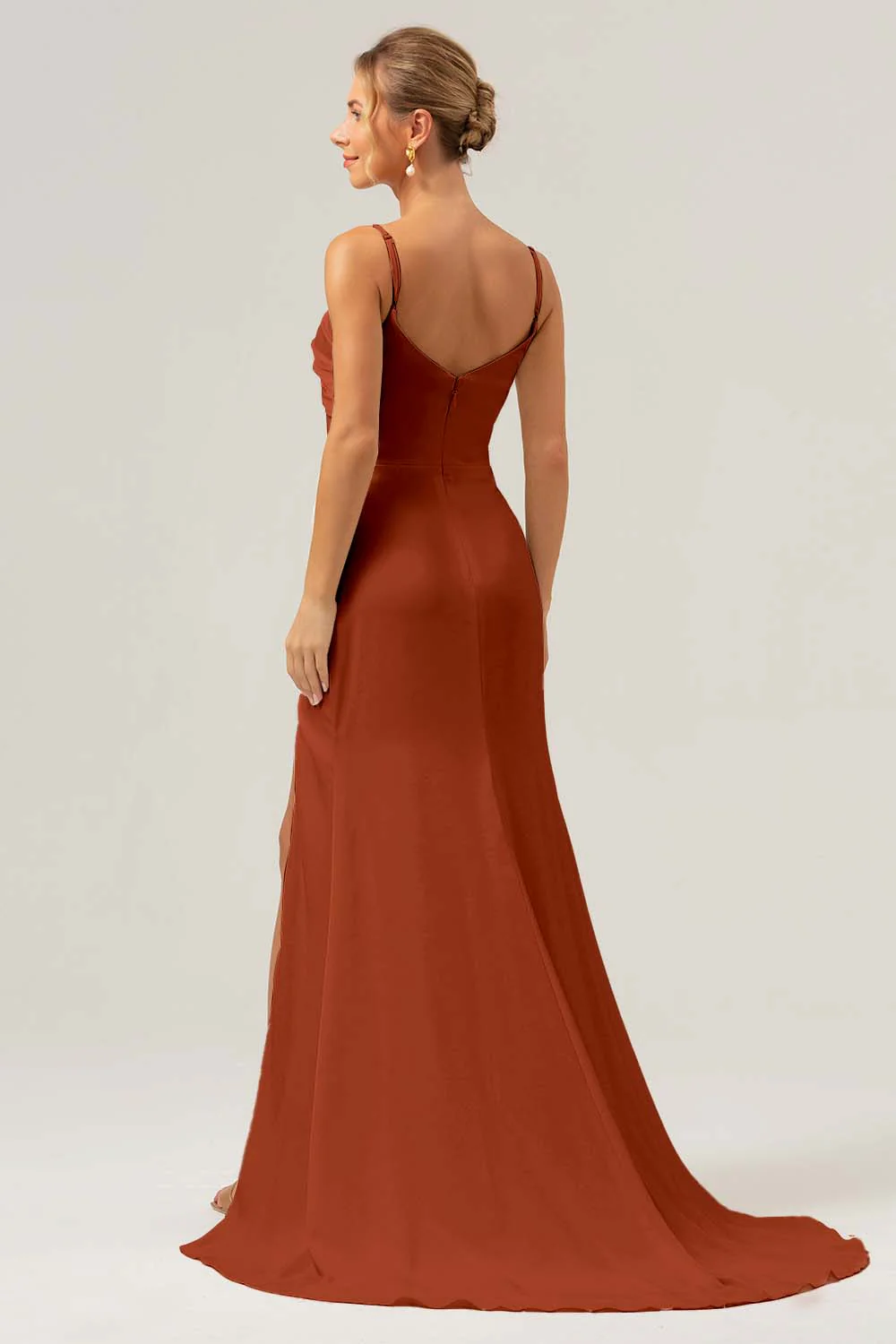 Robe de demoiselle d’honneur longue en satin à bretelles fourreau Sauge poussiéreuse froncée avec fente - Image 10