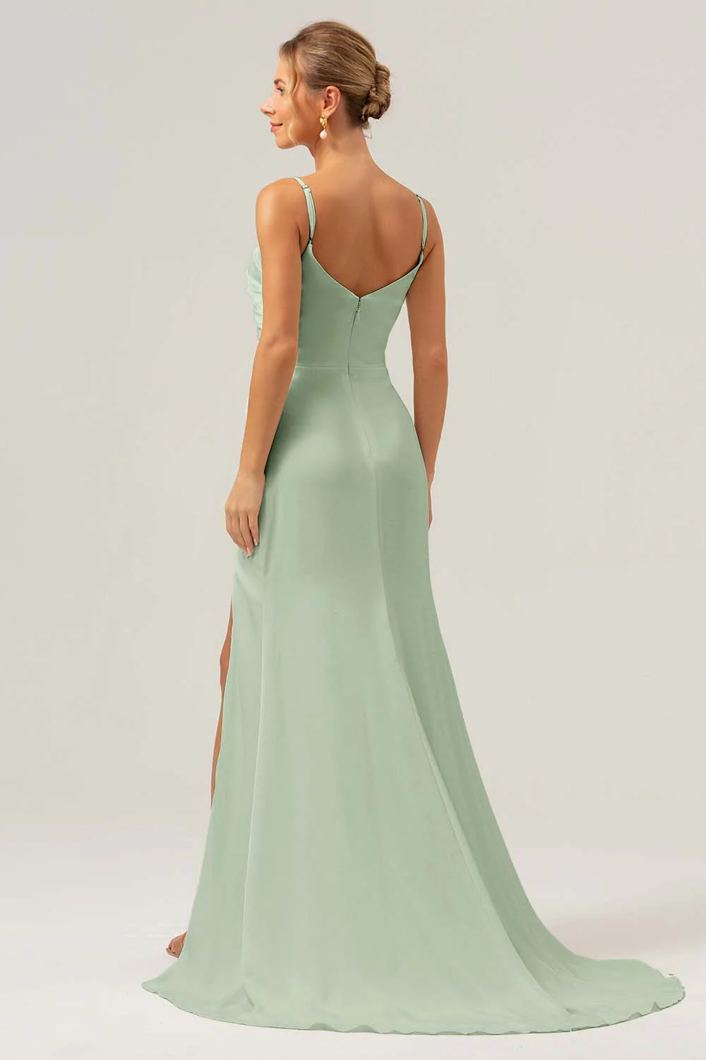 Robe de demoiselle d’honneur longue en satin à bretelles fourreau Sauge poussiéreuse froncée avec fente - Image 2