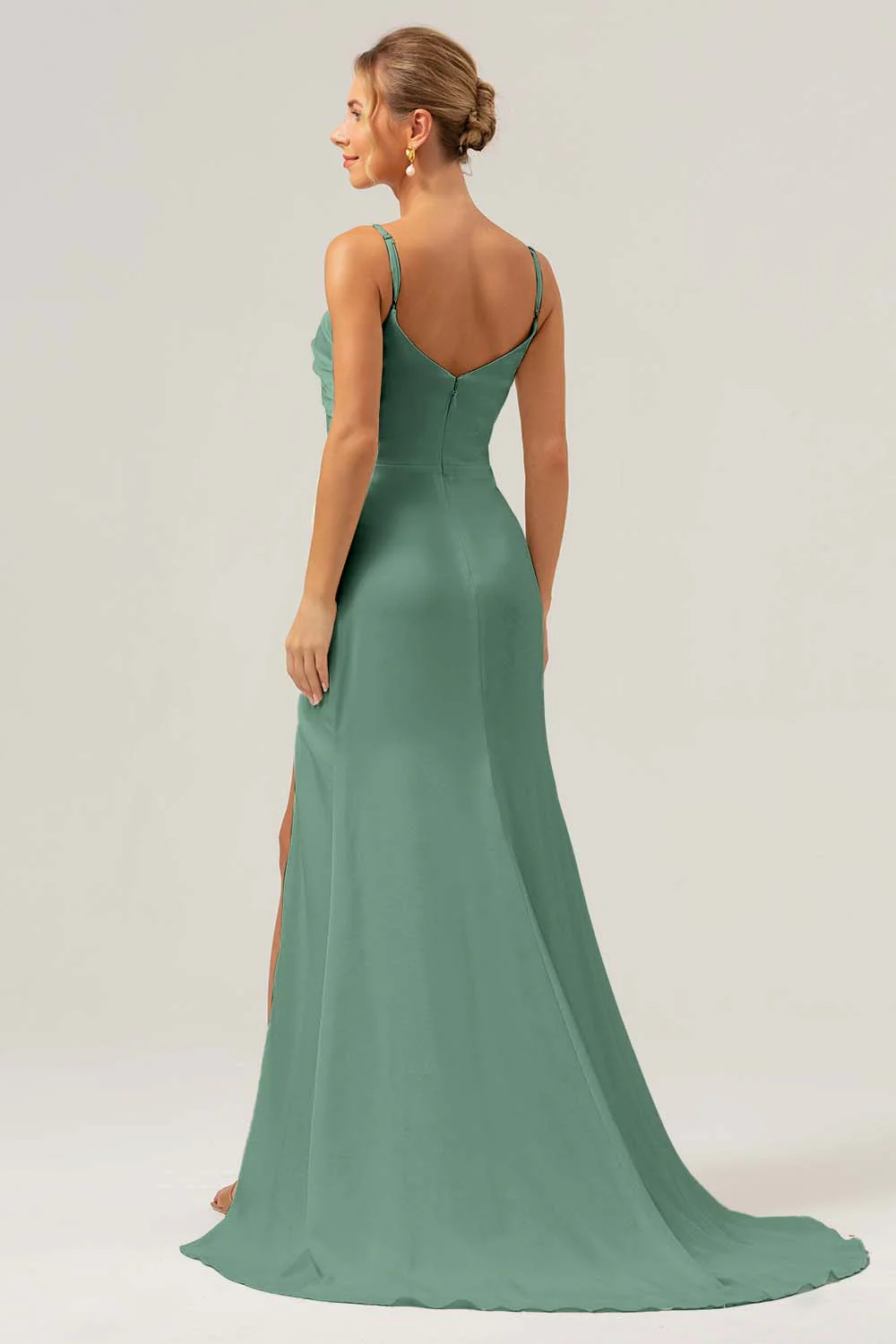 Robe de demoiselle d’honneur longue en satin à bretelles fourreau Sauge poussiéreuse froncée avec fente - Image 4