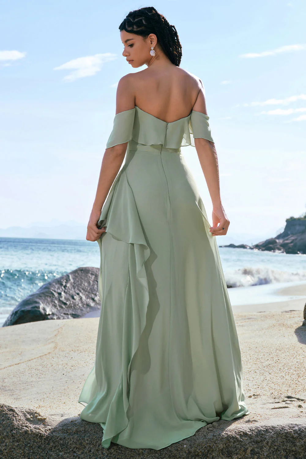 Robe de demoiselle d’honneur longue sirène vert clair à épaules dénudées avec fente à volants - Image 2