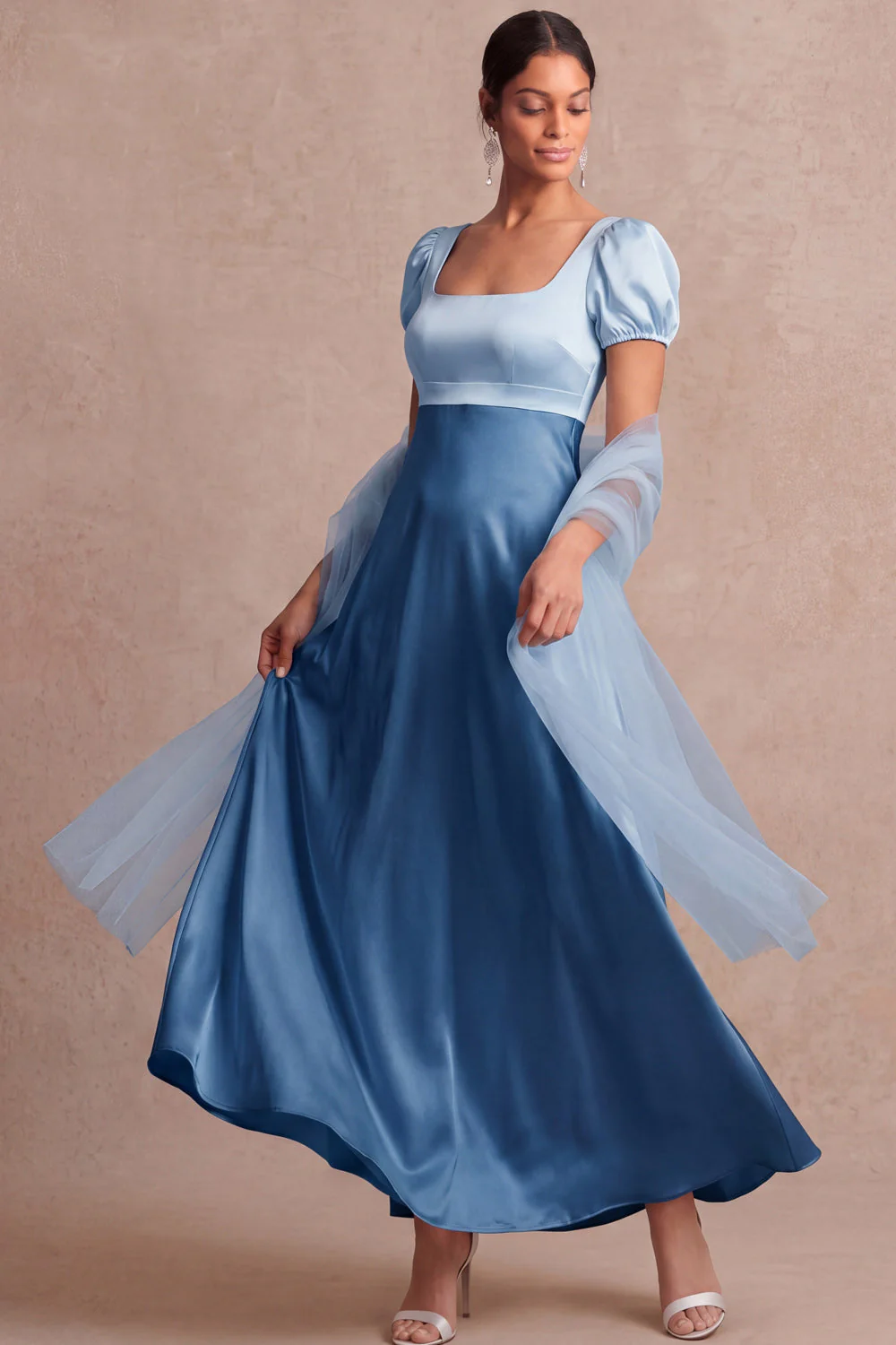 Robe de demoiselle d’honneur maxine en satin à col carré bleue A avec manches - Image 3