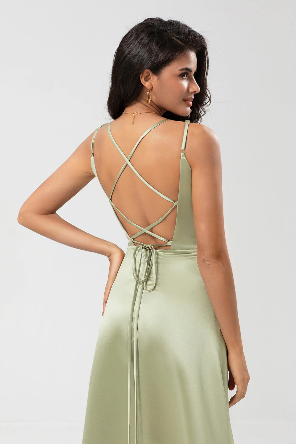 Robe de demoiselle d’honneur vert satin avec dos à lacets - Image 6