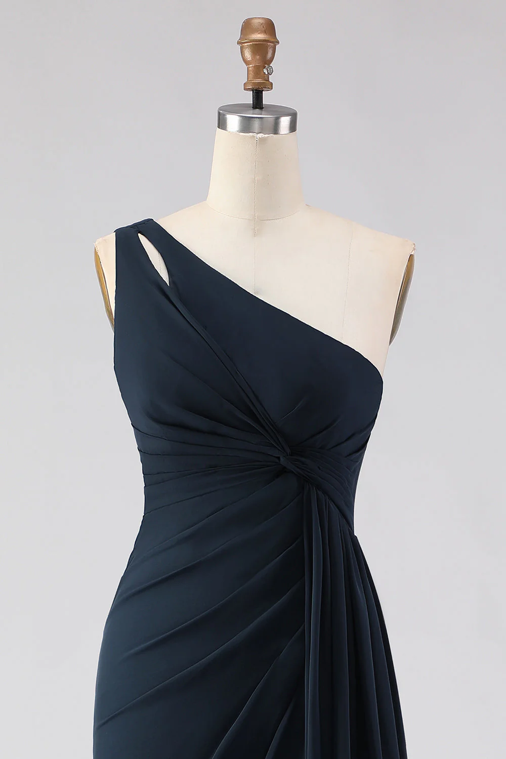 Robe de demoiselle d'honneur vert sauge à une épaule coupe trapèze et fente - Image 10