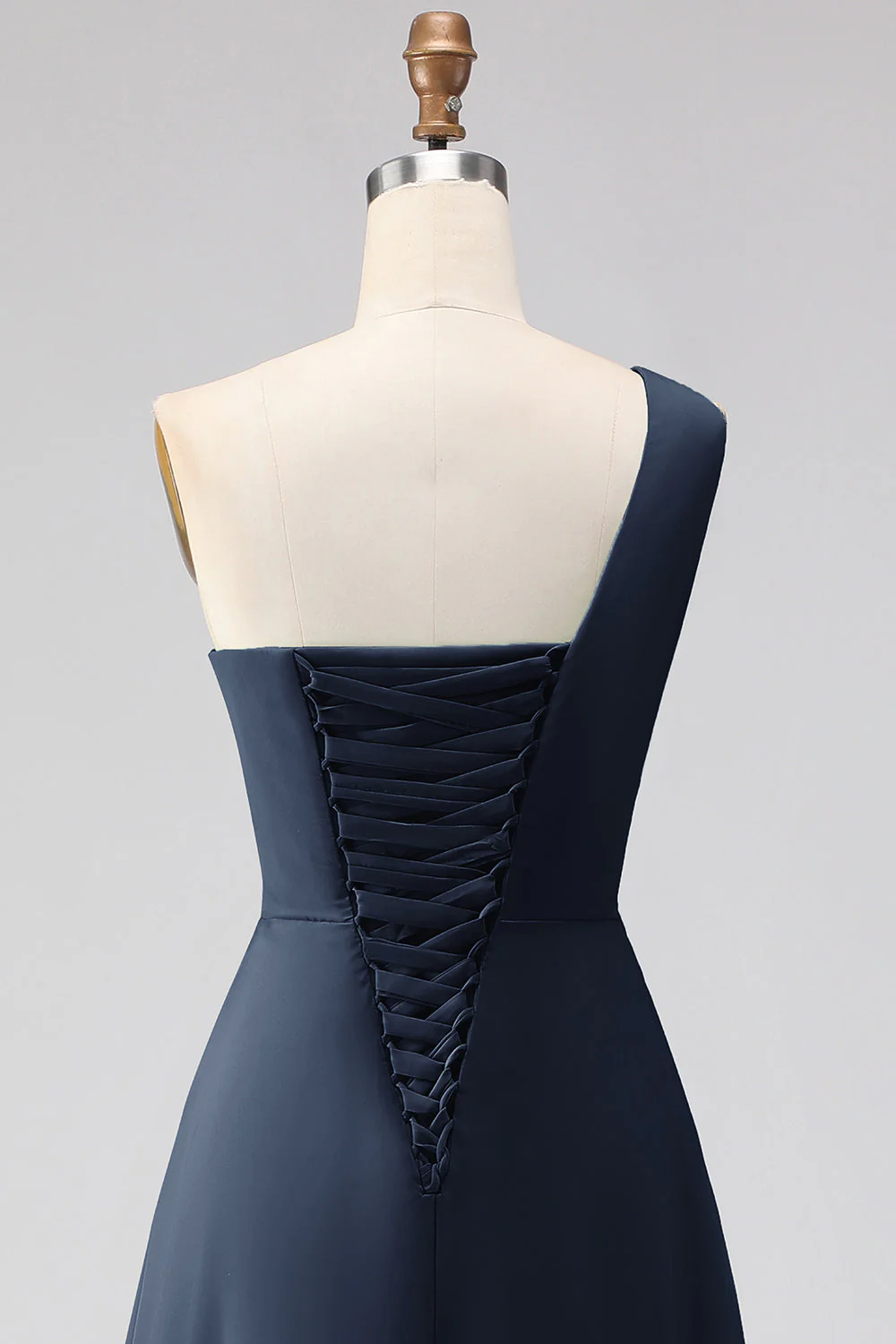 Robe de demoiselle d'honneur vert sauge à une épaule coupe trapèze et fente - Image 11