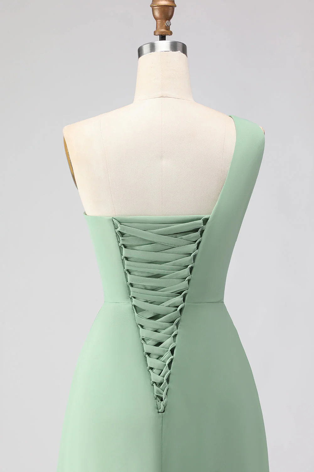 Robe de demoiselle d'honneur vert sauge à une épaule coupe trapèze et fente - Image 5