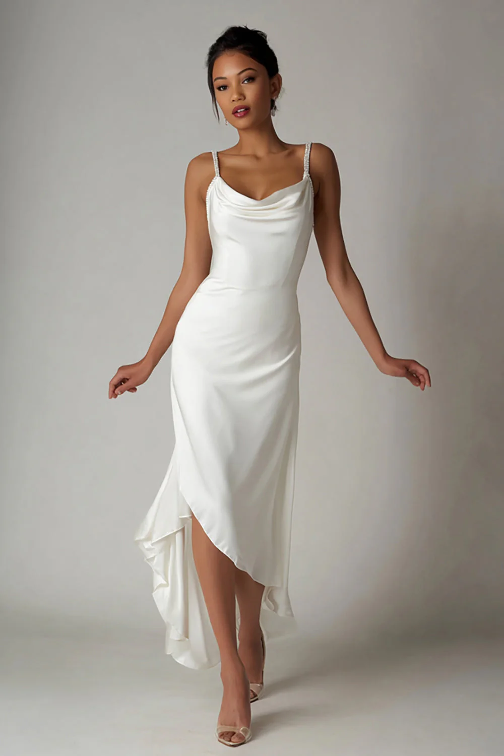 Robe de dîner de répétition en satin blanc à col bénitier