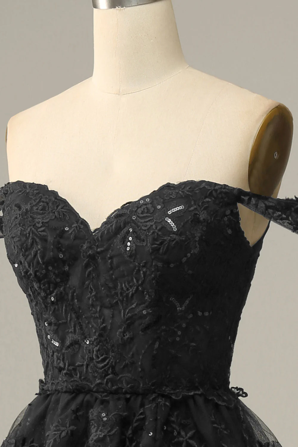 Robe de Soirée Doré à plusieurs niveaux noire sur les épaules - Image 9