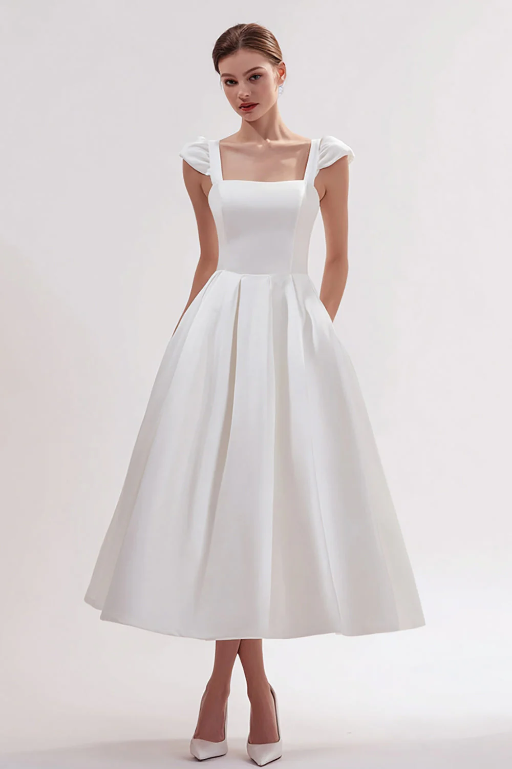 Robe de fiançailles longue à col carré en satin blanc avec poches