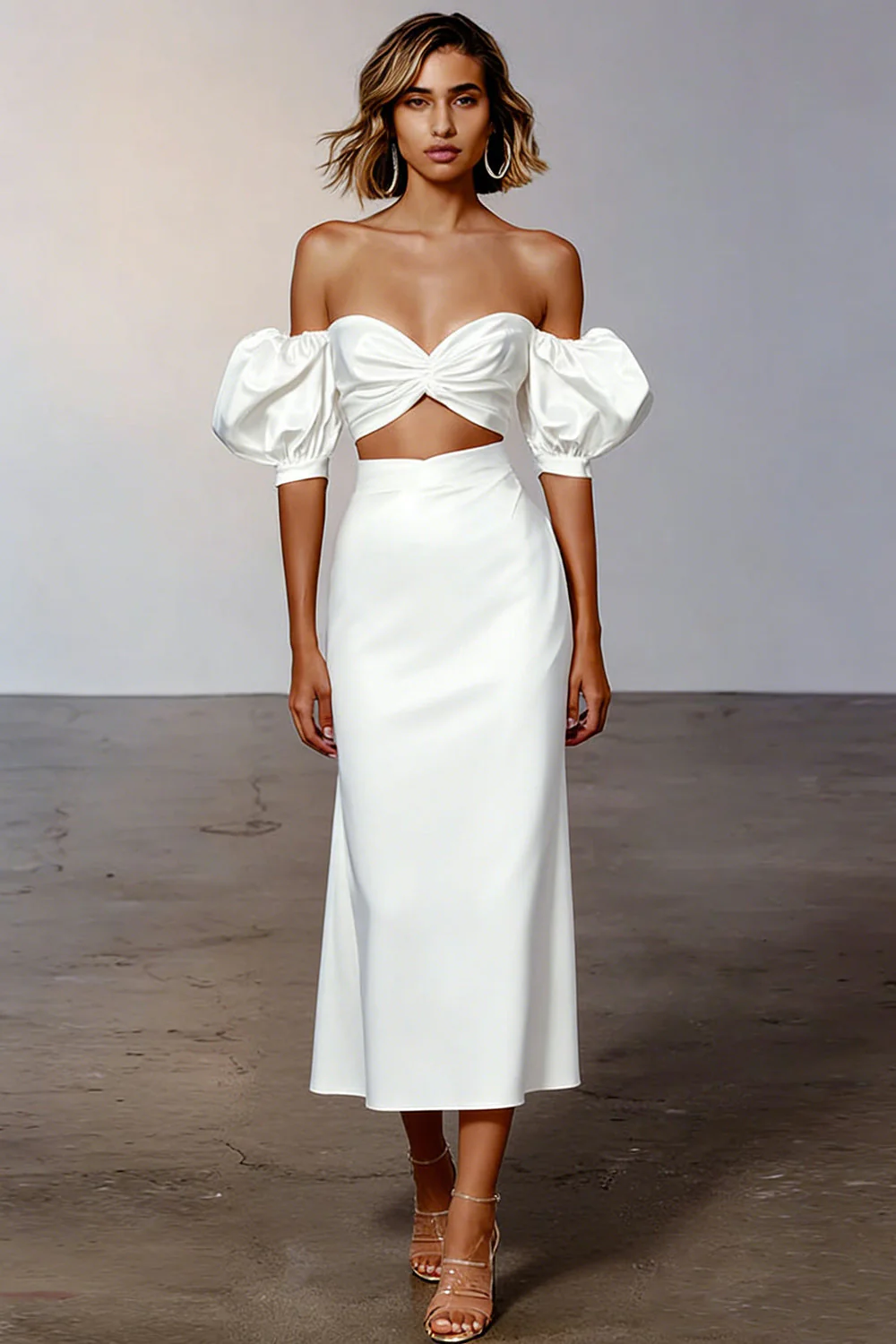 Robe de fiançailles longue en satin découpée blanche sur l’épaule