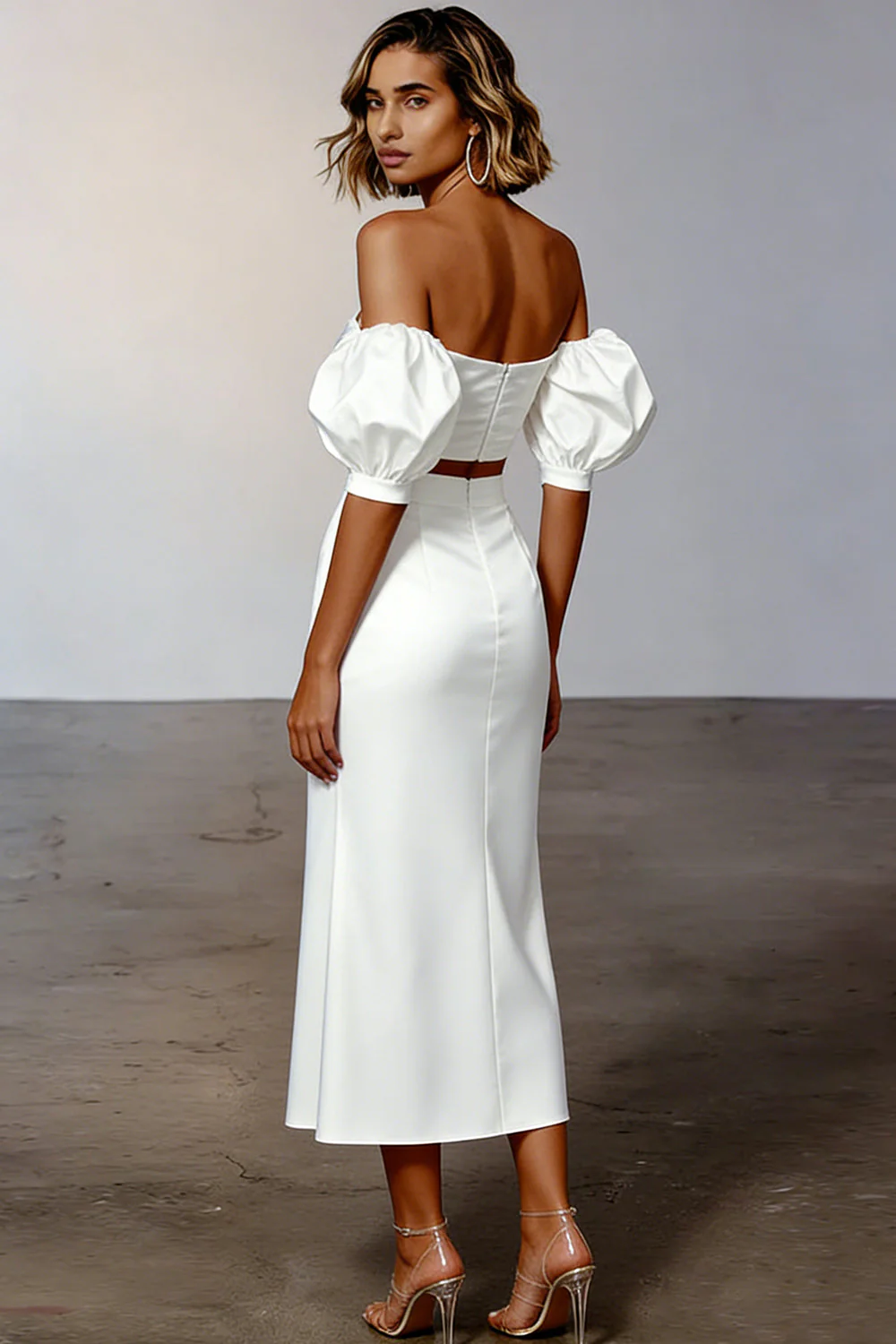 Robe de fiançailles longue en satin découpée blanche sur l’épaule - Image 2