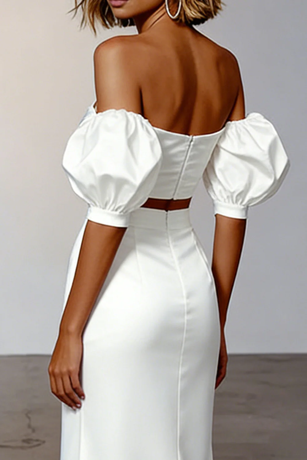 Robe de fiançailles longue en satin découpée blanche sur l’épaule - Image 4