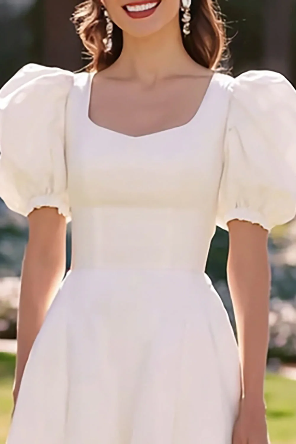 Robe de fiançailles midi en satin blanc à manches bouffantes - Image 2