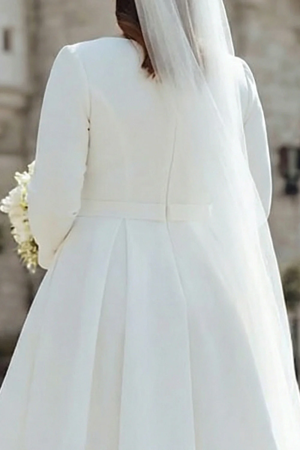 Robe de fiançailles midi en satin grande taille ivoire - Image 4