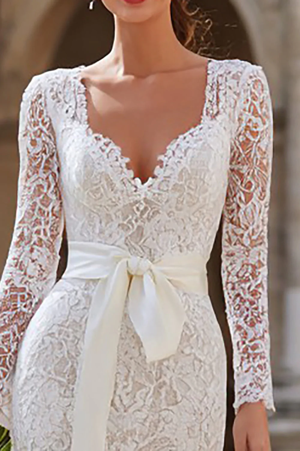 Robe de fiançailles midi moulante à manches longues en dentelle ivoire avec ceinture - Image 3