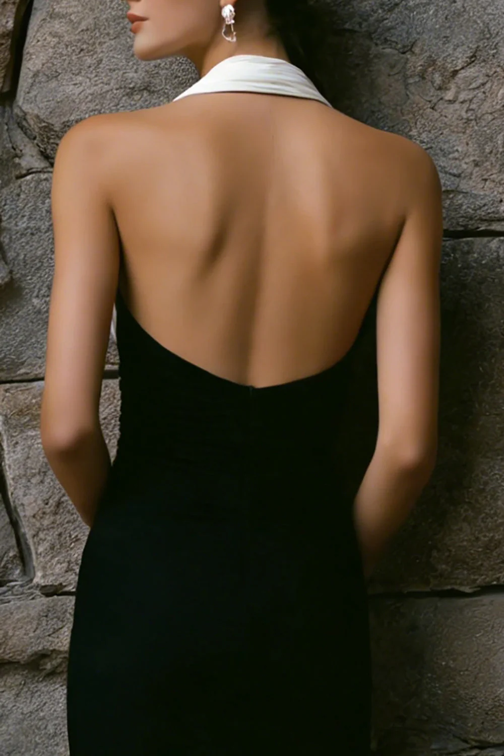 Robe de fiançailles noire et blanche, dos nus à fourreau froncé - Image 4