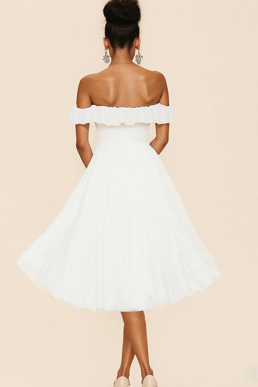Robe blanche à épaules dénudées à volants trapèze - Image 2