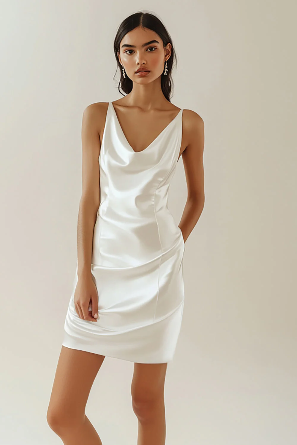 Robe de graduation en satin blanc à col en V
