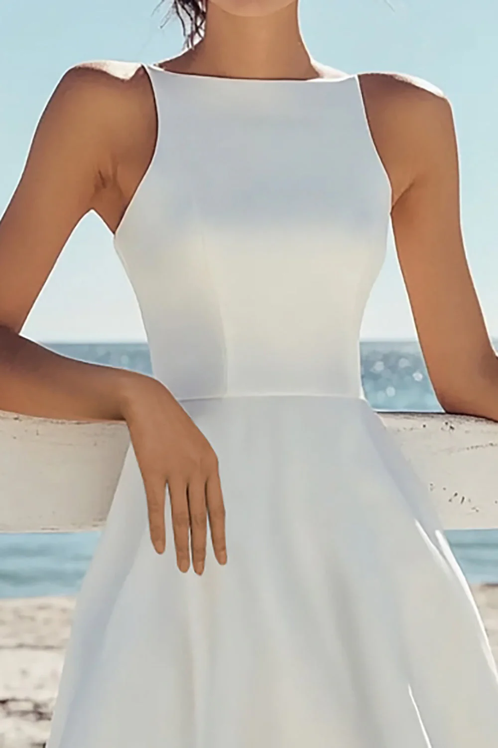 Robe en satin blanc jusqu’au genou - Image 3