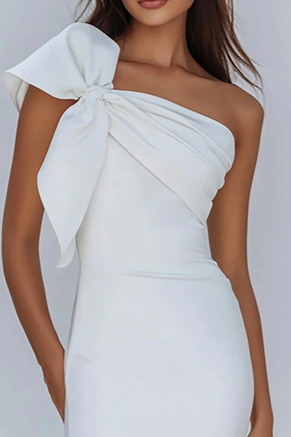 Robe blanche moulante à une épaule avec nœud élégant - Image 2