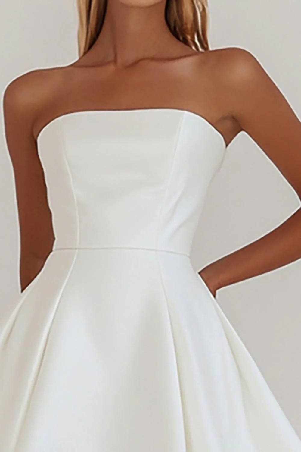 Robe de blanche longue sans bretelles simple et élégante - Image 5