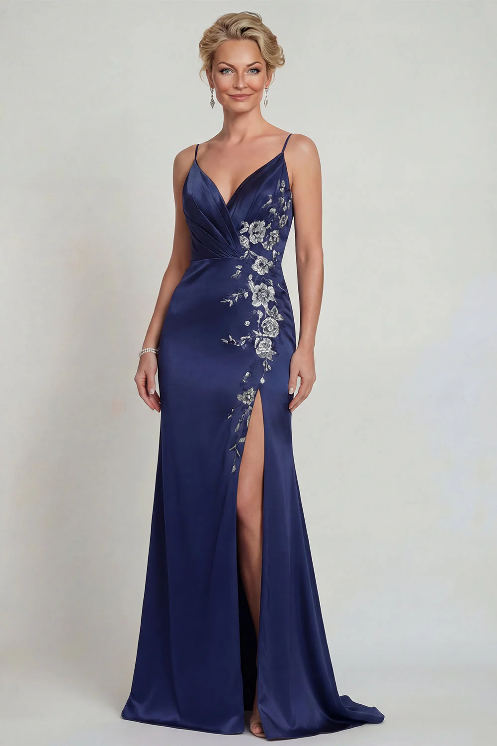 Robe de la mère de la mariée à bretelles en satin bleu marine appliquée avec fente