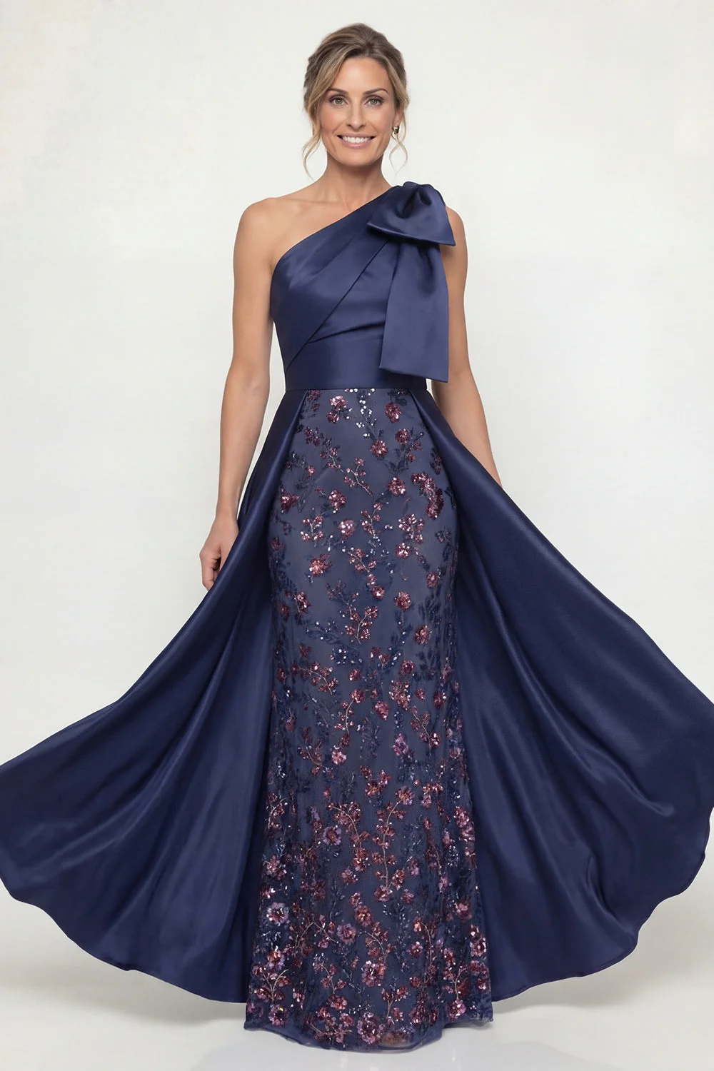 Robe de la mère de la mariée à épaule à épaule avec étui bleu marine et cape