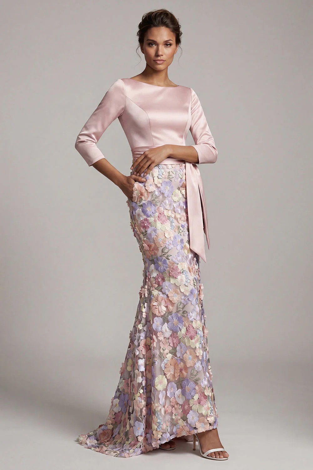 Robe de la mère de la mariée à fleurs à col bateau à col bateau longue sirène fleurie avec poches