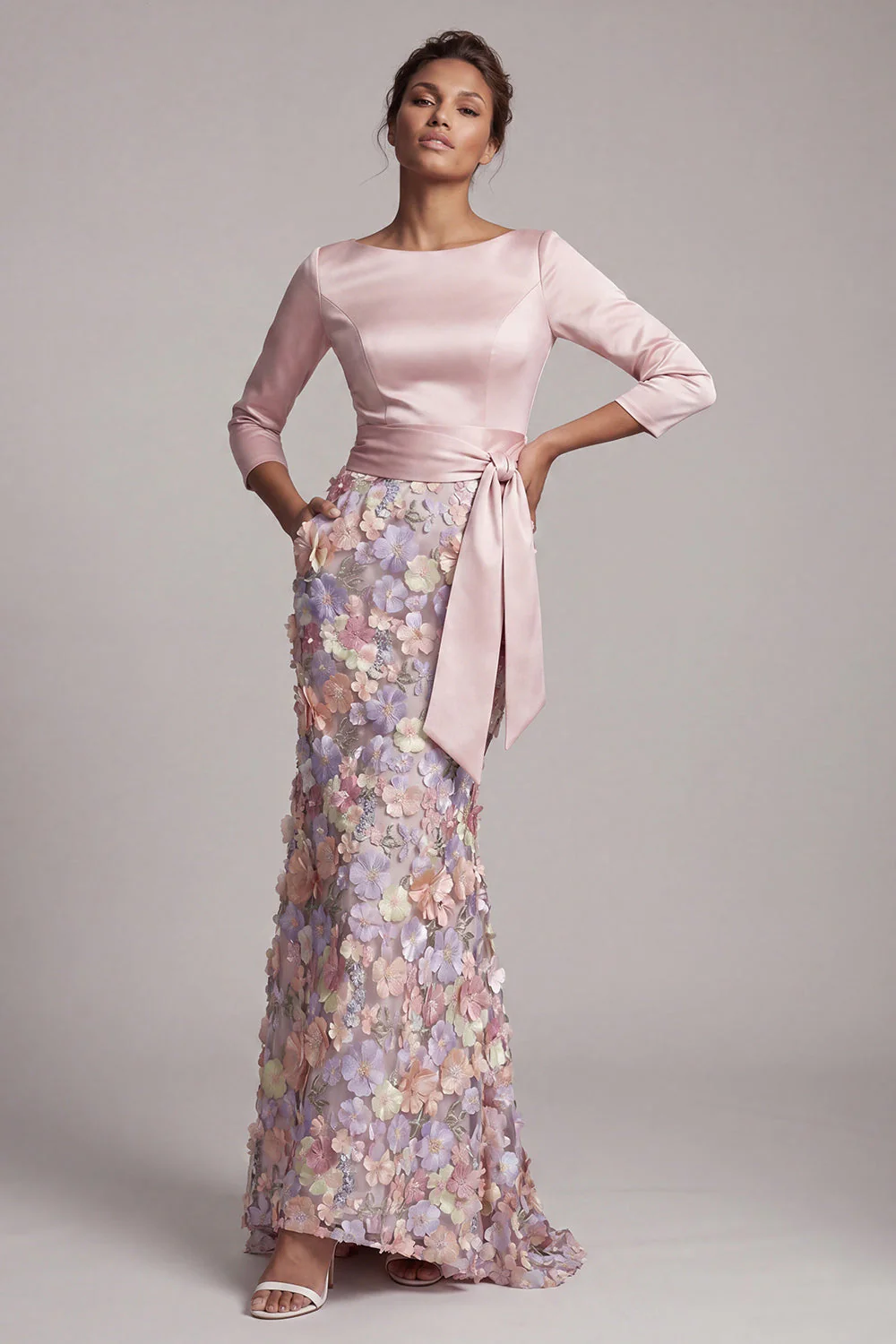 Robe de la mère de la mariée à fleurs à col bateau à col bateau longue sirène fleurie avec poches - Image 4