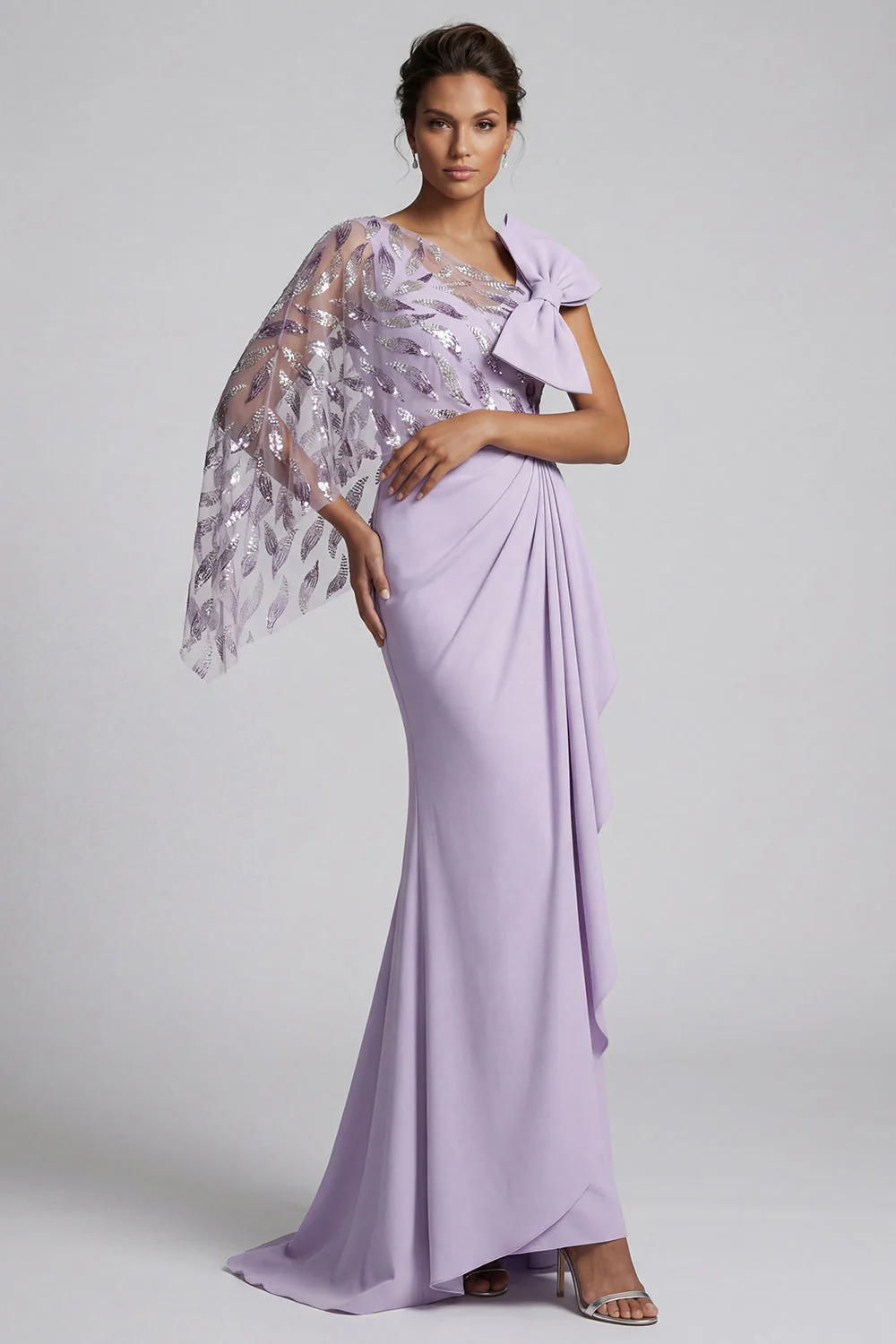 Robe de la mère de la mariée à paillettes lilas avec une épaule et une cape