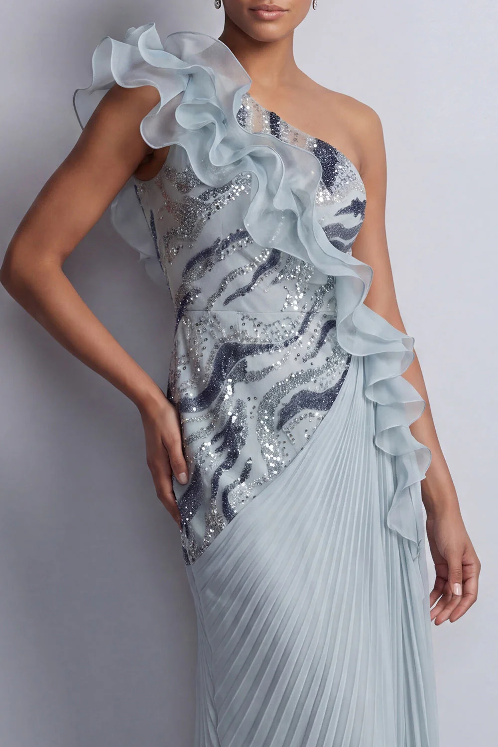 Robe de la mère de la mariée à volants d’une épaule et scintillante en chiffon bleu poussiéreux - Image 4