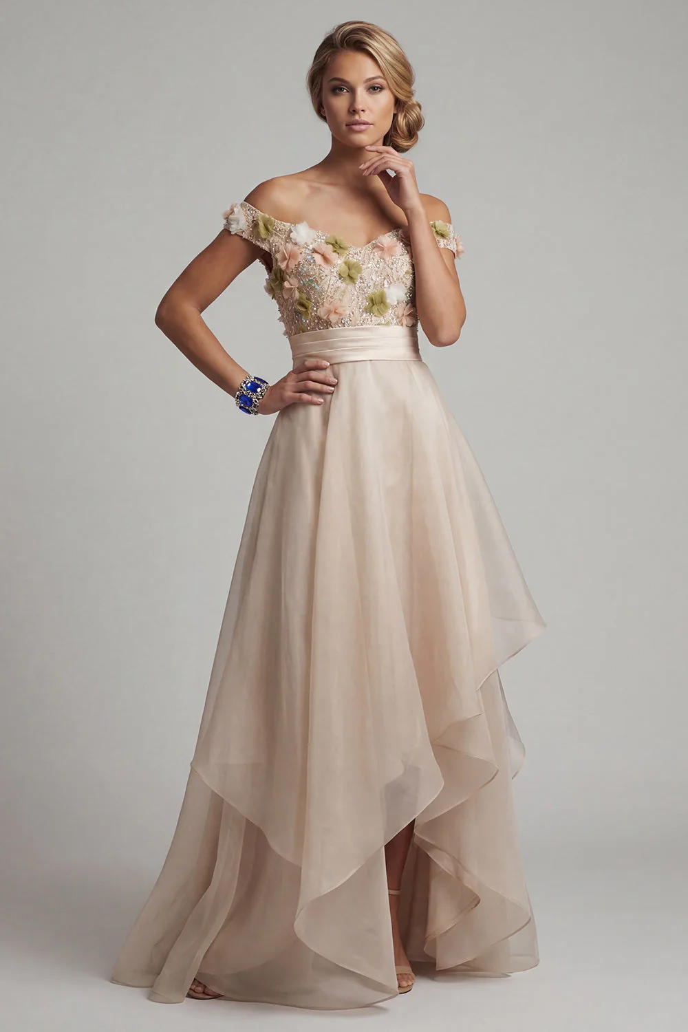 Robe de la mère de la mariée en abricot à l’épaule décalée avec des fleurs 3D - Image 3