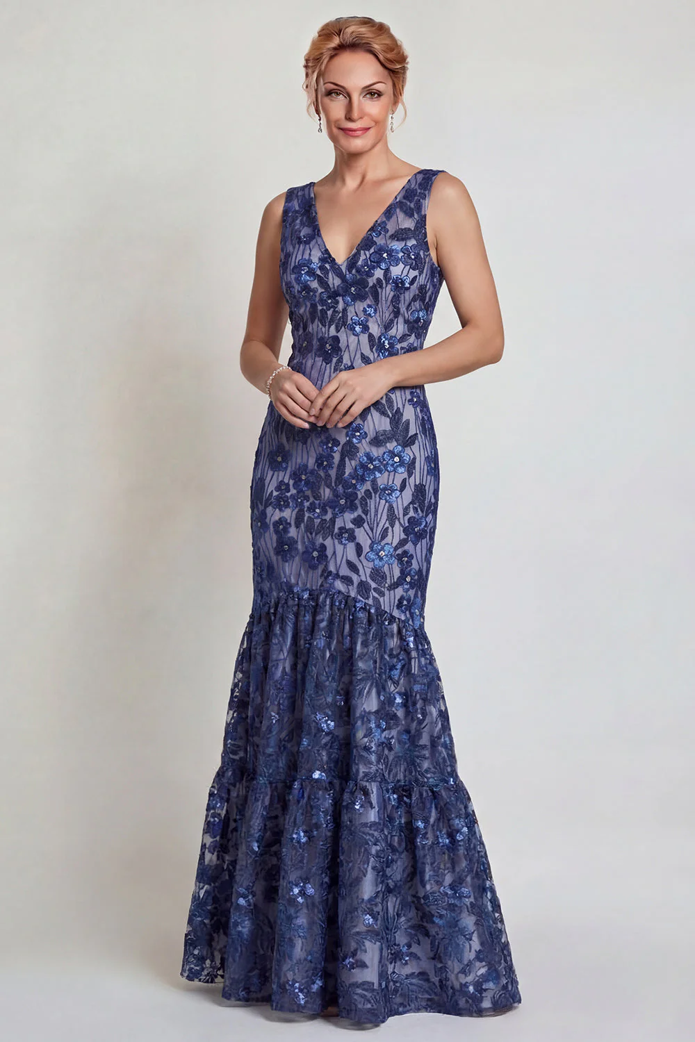 Robe de la mère de la mariée en fleur bleu marine appliquée à col V