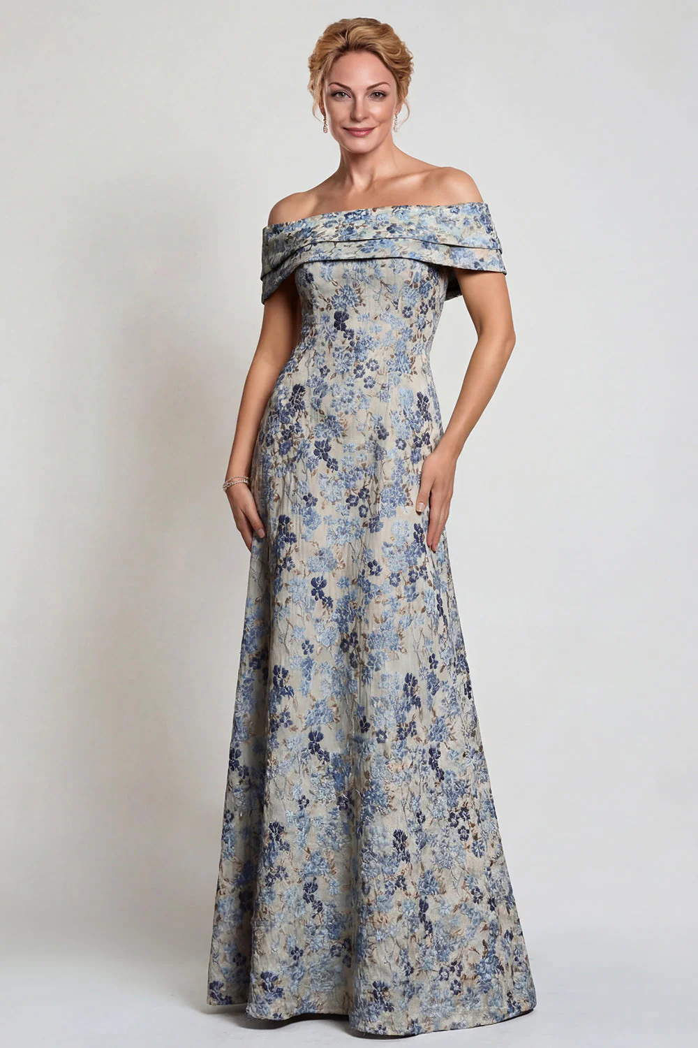 Robe de la mère de la mariée en fleur gris-bleu décollée sur l’épaule, ligne en A
