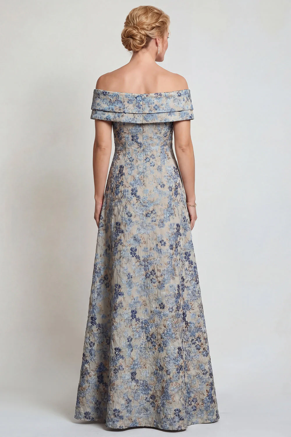 Robe de la mère de la mariée en fleur gris-bleu décollée sur l’épaule, ligne en A - Image 2