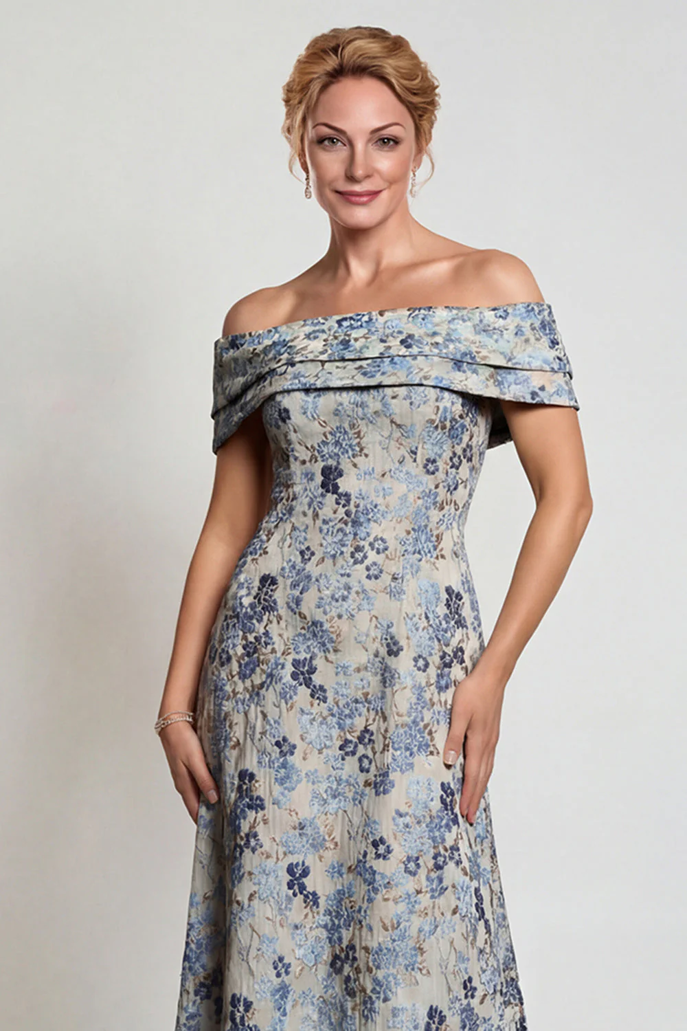 Robe de la mère de la mariée en fleur gris-bleu décollée sur l’épaule, ligne en A - Image 4