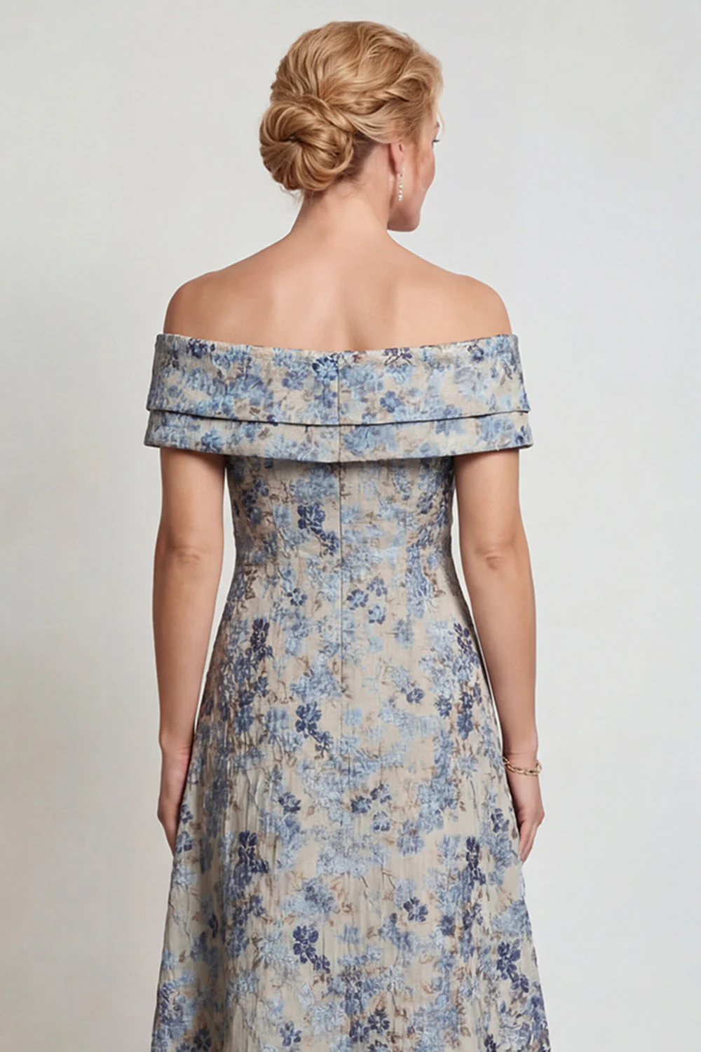 Robe de la mère de la mariée en fleur gris-bleu décollée sur l’épaule, ligne en A - Image 5