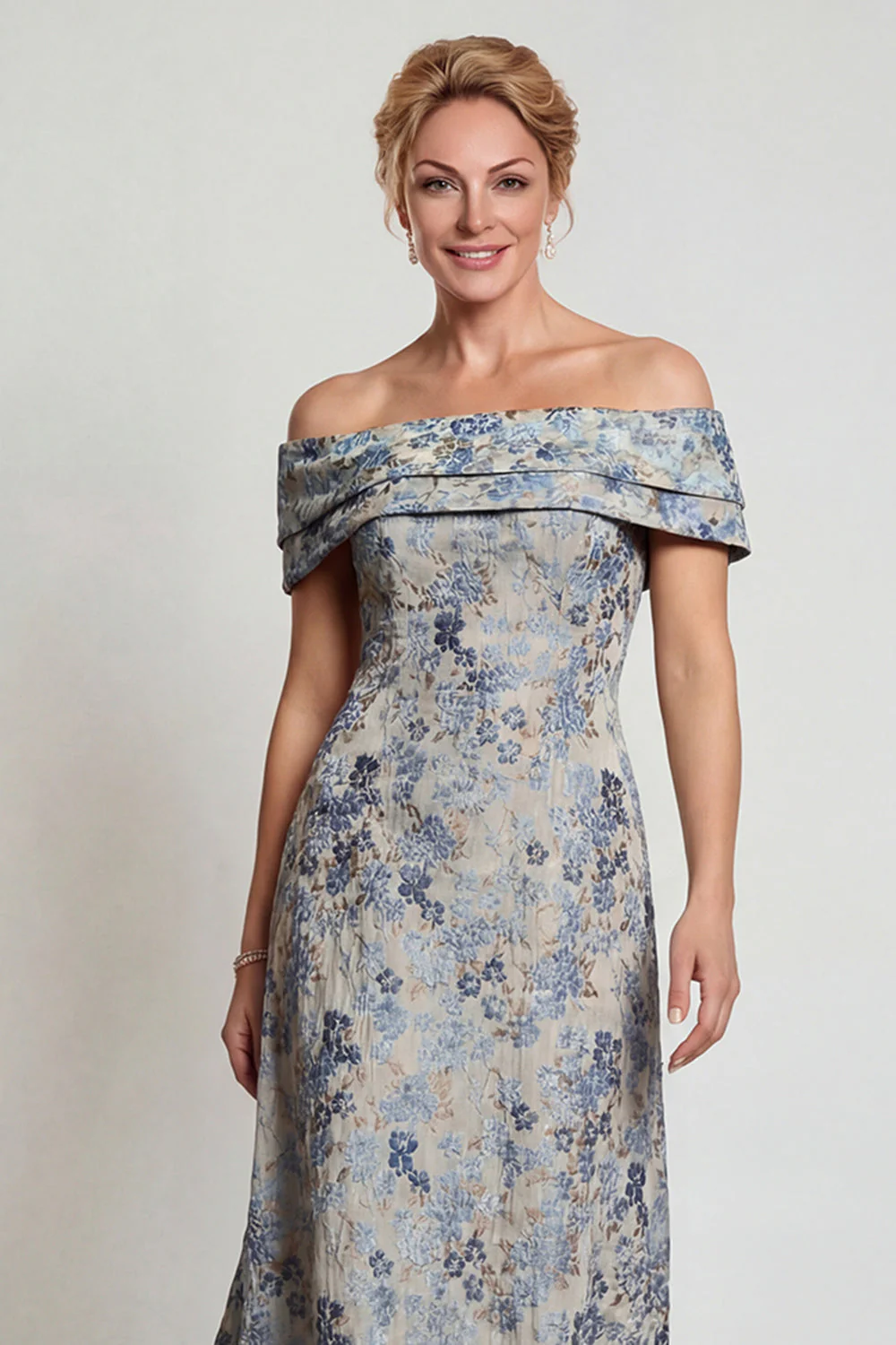 Robe de la mère de la mariée en fleur gris-bleu décollée sur l’épaule, ligne en A - Image 6