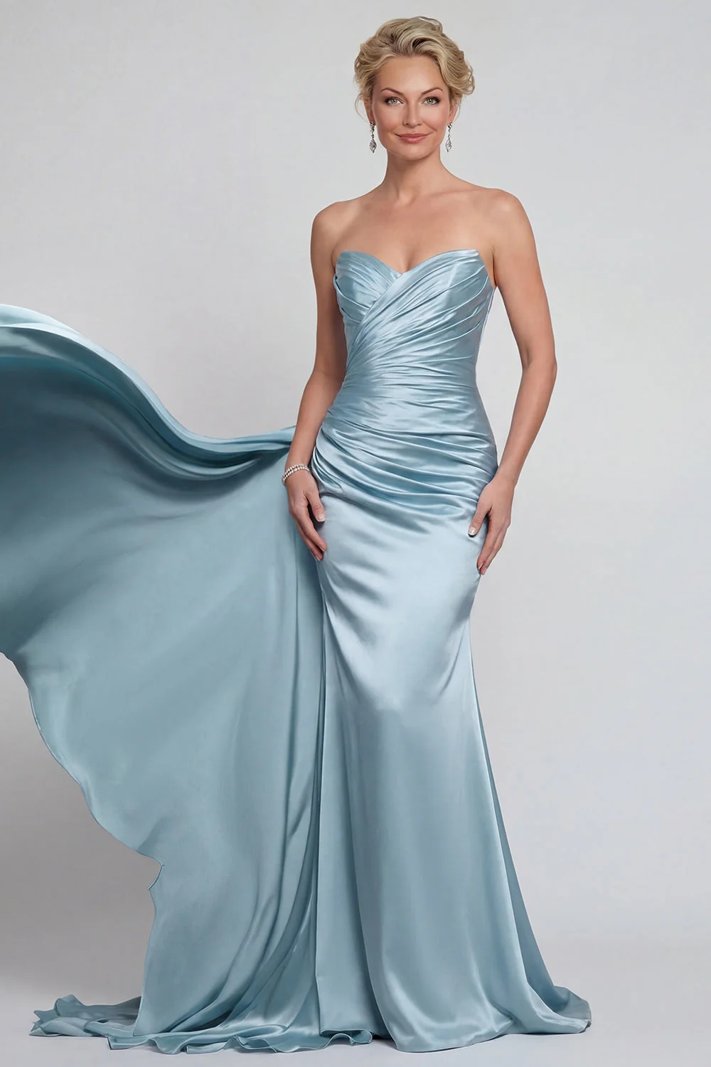 Robe de la mère de la mariée en satin long en satin bleu et cape