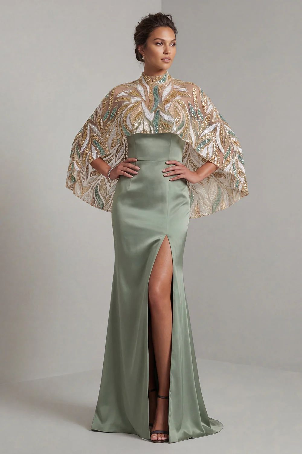 Robe de la mère de la mariée en satin vert clair avec une cape détachable
