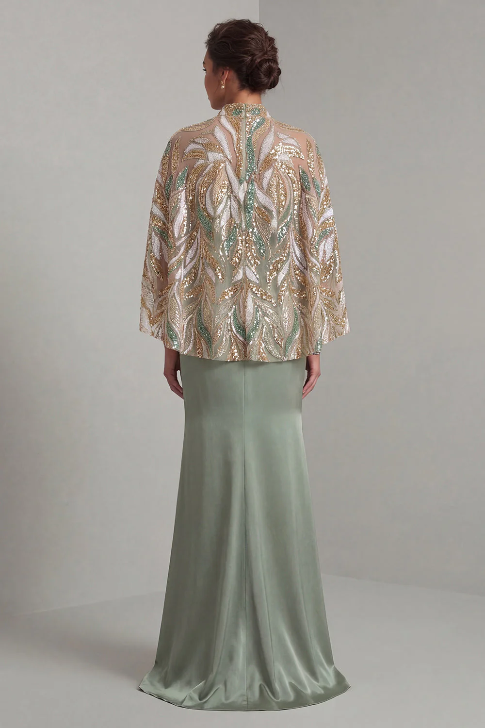 Robe de la mère de la mariée en satin vert clair avec une cape détachable - Image 2