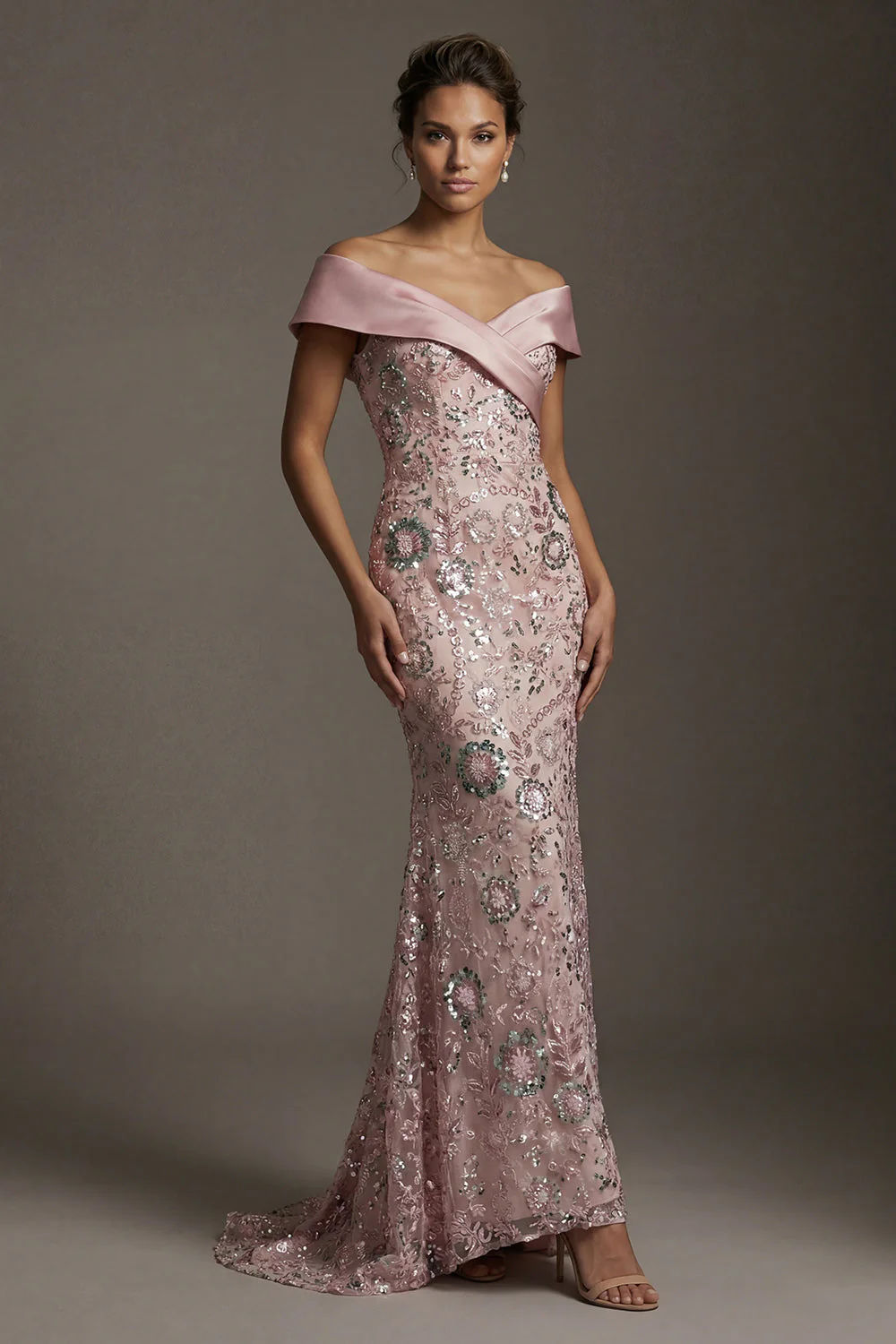Robe de la mère de la mariée rose scintillante, longue et décollée sur les épaules décollées